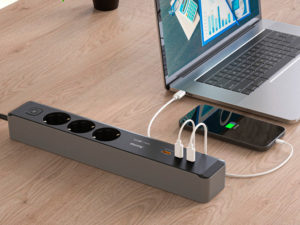 3-fach Steckdosenleiste mit 100-W-USB-Lader von Hama