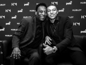 Loewe-Anteilseigner Kylian-Mbappé (r.) mit Fußball-Legende Pele