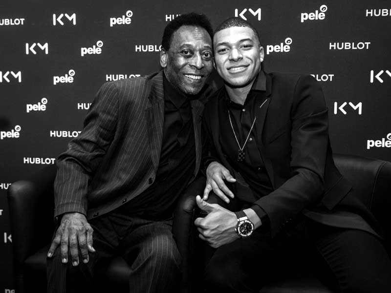 Loewe-Anteilseigner Kylian-Mbappé (r.) mit Fußball-Legende Pele